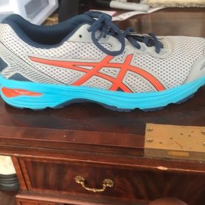 Kids athletic shoes